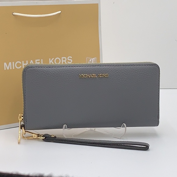 MICHAEL KORS LARGE TRAVEL CONTINENTAL WRISTLET WALLET HEATHER GREY COLOR
NWT - Picture 5 of 16